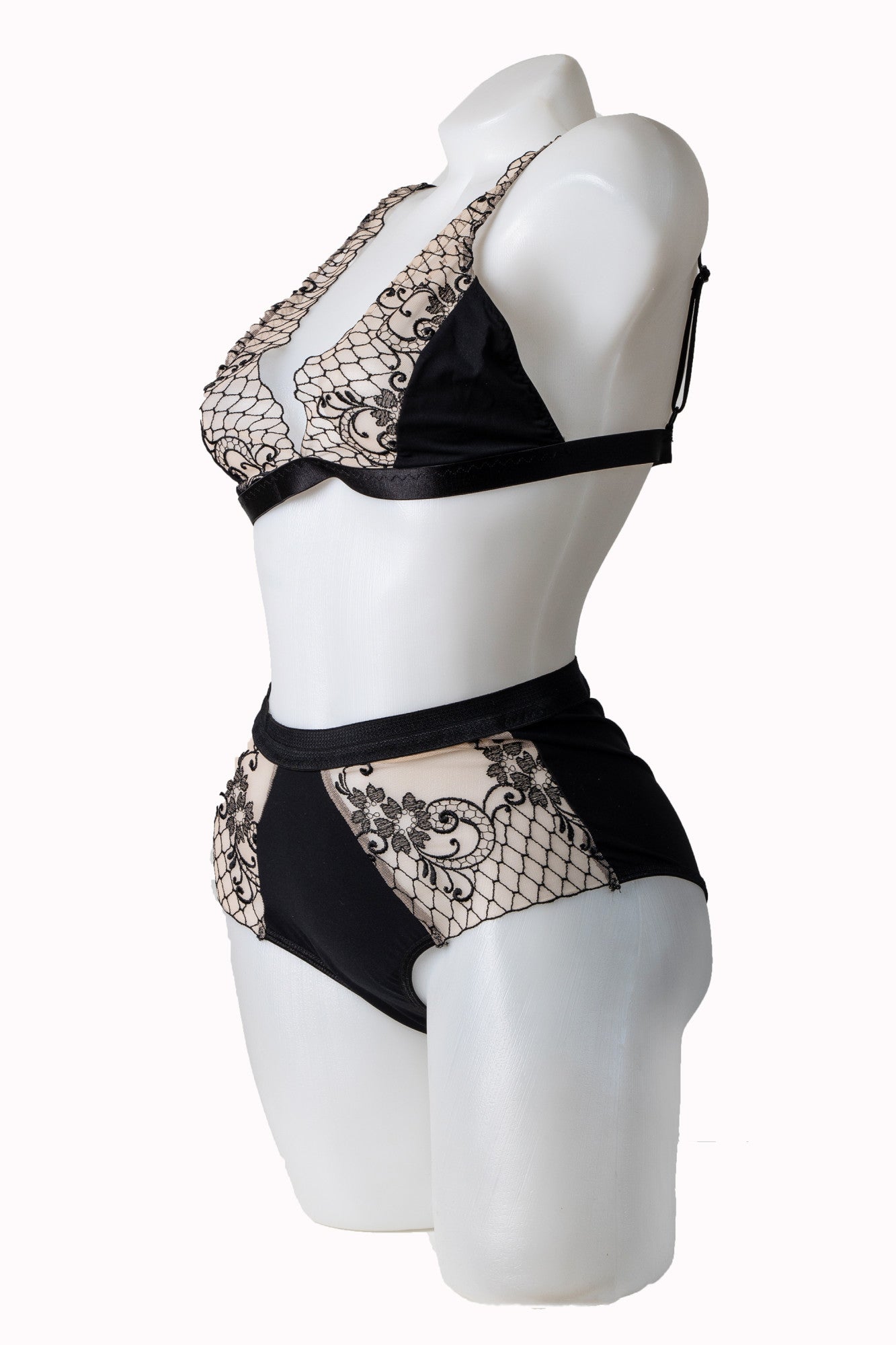 Set dantela, sutien bralette, chilot brazilian, nude cu negru, NUDE, BLD by Exclusive