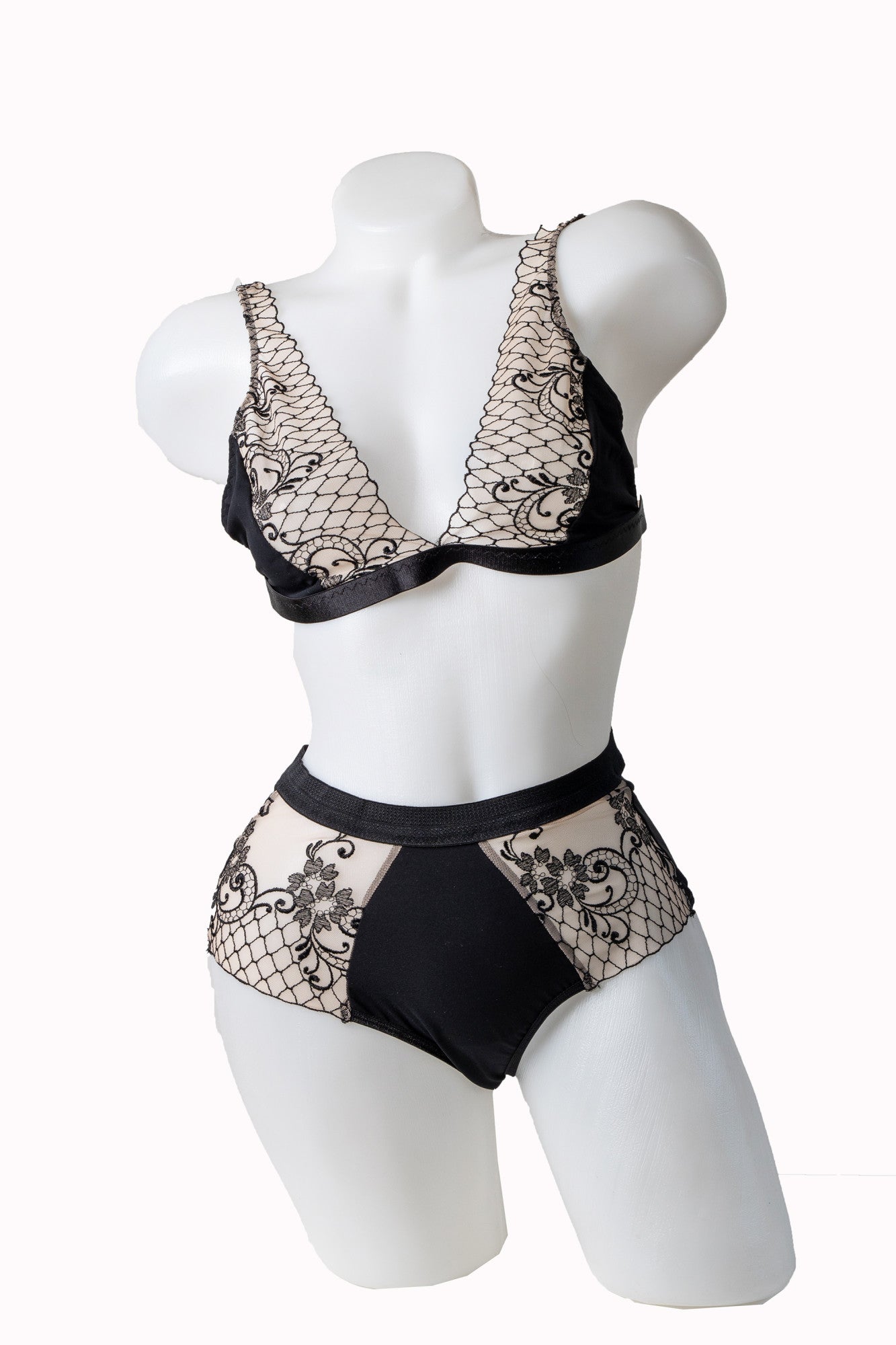 Set dantela, sutien bralette, chilot brazilian, nude cu negru, NUDE, BLD by Exclusive